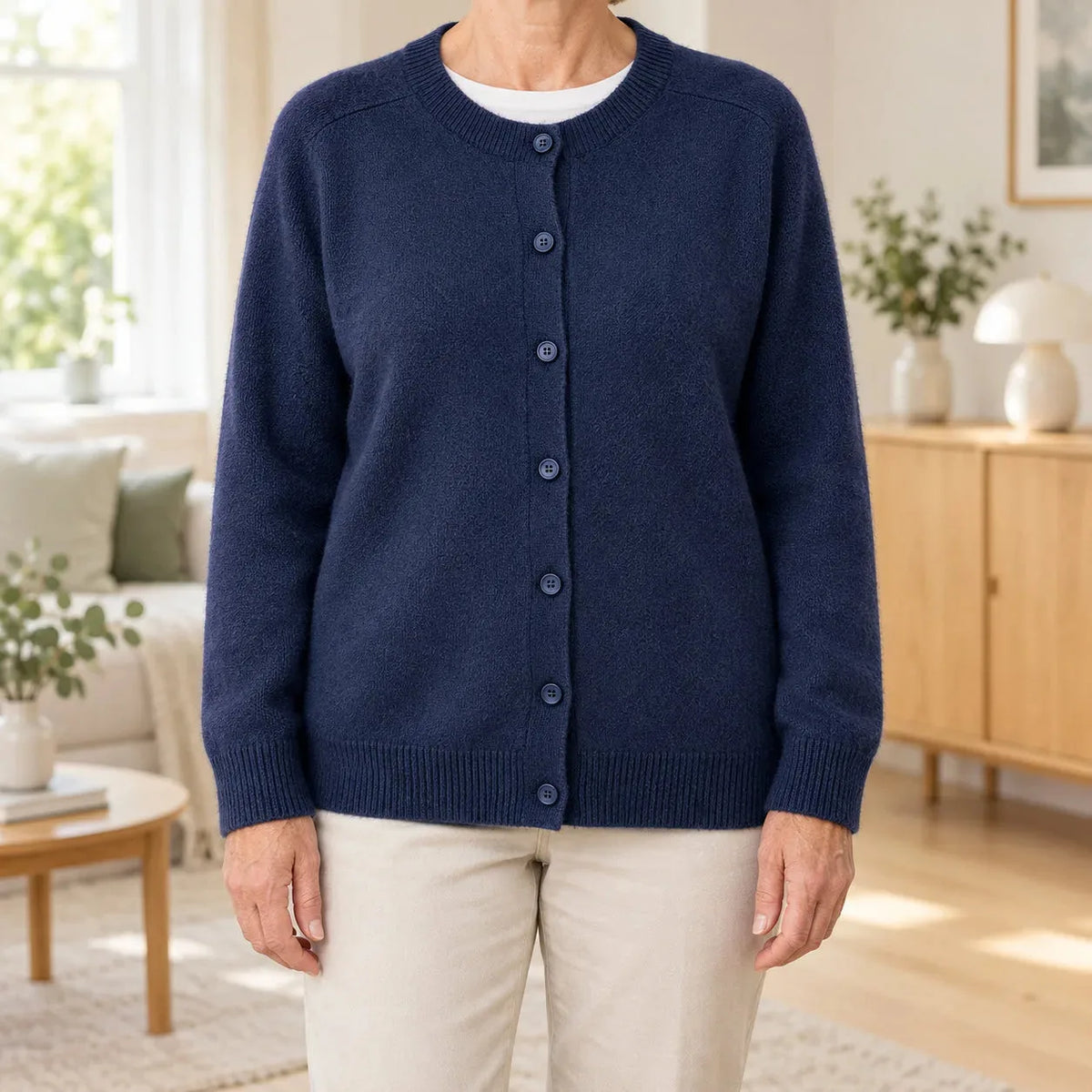 Kvinde i mørkeblå klassisk cardigan med knapper foran
