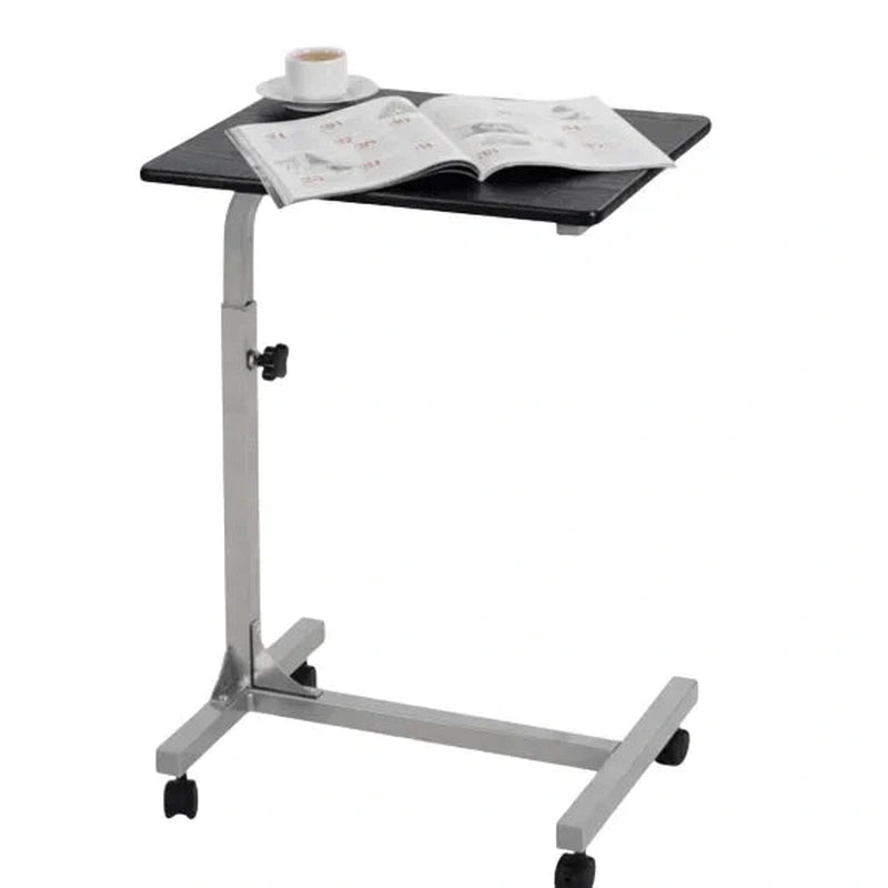 Sort justerbart sengebord med sølvgrå metalstel og hjul, vist med bog og kaffekop