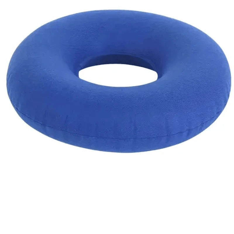 Blå ringformet donut pude med blød stoftekstur og luftfyldt design