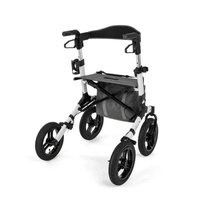 Trekvartsvinkel af hvid rollator med sort bænk, grå taske og sorte lufthjul
