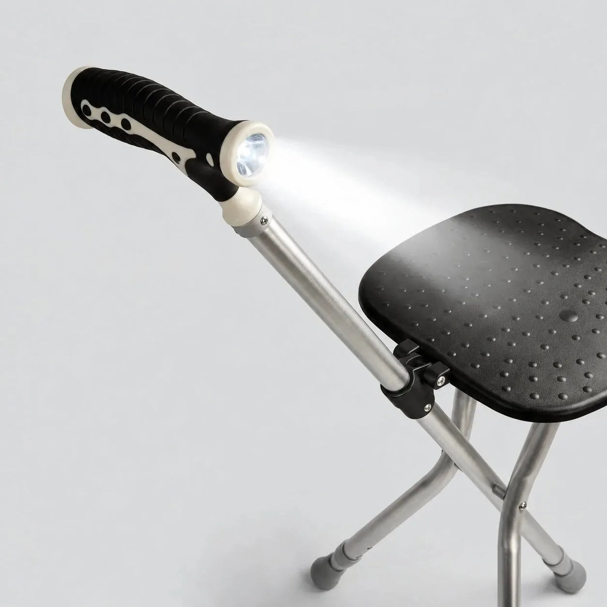 Makro af sort perforeret sædeplade på senior stok med metalbolt og plasthængsel